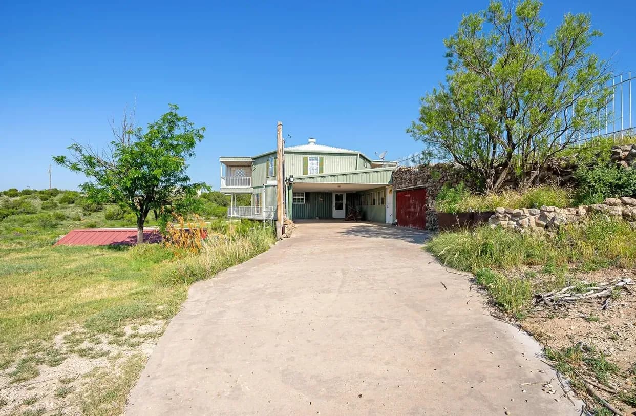 OFF MARKET | 3/3 SFR w/ 4 Garage Spaces in Silverton, TX 🏡 | 79257 | 1980 Yr. Build | Briscoe County | Investment Opportunity
